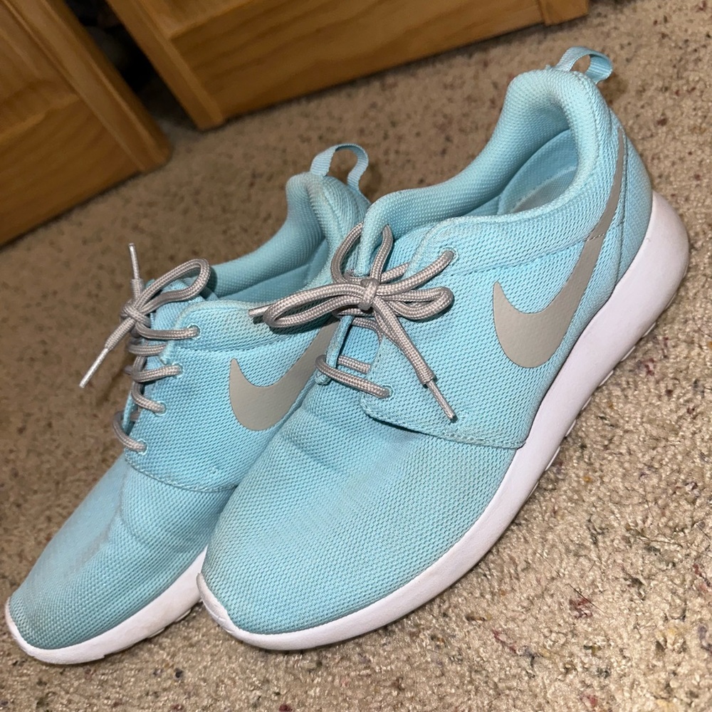 Nike Women’s Roshes size 9